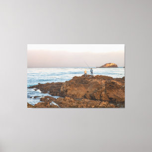 Fiskare i Rocky Shoreline vid Sunrise Canvastryck