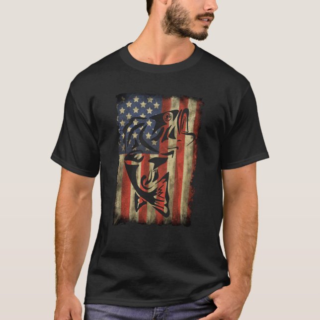 Fiskare i USA flagga Fiske efter Bass T Shirt (Framsida)
