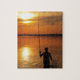 Fiskaren fångar fisken vid snurr pussel