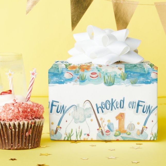 Fiske 1:a födelsedagen med kummel presentpapper (Födelsedagsfest)