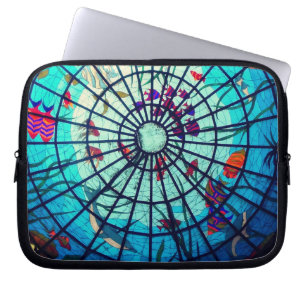 Fiske av tropiska oceanfiskar med fastnat glas laptop fodral
