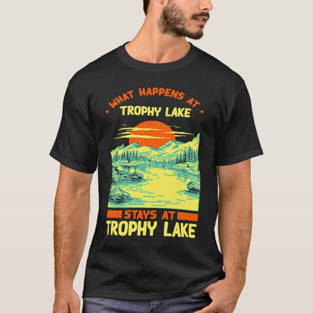 Fiske Båttur Camping Lake Semester Trophy Lake T Shirt (Framsida)