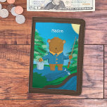 Fiske Bear Kid Wallet med Namn<br><div class="desc">Den här söta barnplånboken med en fiskbrunbjörn kommer att göra en roligt i lager under Julhelgen. Gör också en underbar present till en födelsedag. Anpassa det till barnets namn med hjälp av den angivna mallen. © ArianeC Illustrations-Alla höger reserverade</div>