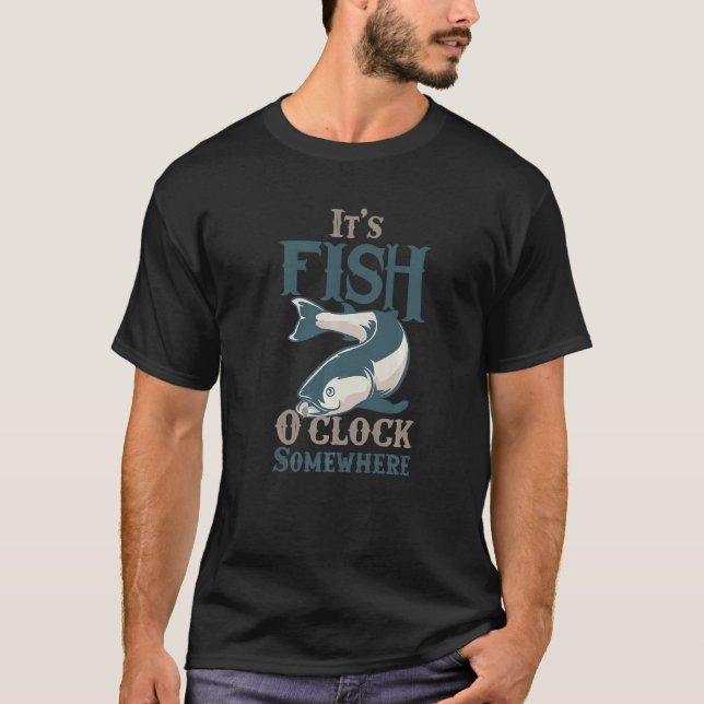 Fiske Det är Fisk klockan Någonstans Fiskedesign T Shirt (Framsida)