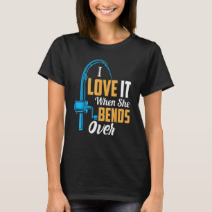 Fiske För manar i Kärlek när hon böjer över 2 T Shirt