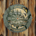 Fiske i den amerikanska Anpassningsbarna Flagga Fa Darttavla<br><div class="desc">Den orustiska skogsbrukets grönt Amerikanska flagga och fiskets ritbord med anpassningsbar familj namn och fastställt datum. Enkel att lägga till egen text. Tart-tavlan ger en underbar gåva till fiskaren i ditt liv. Grönt och beige färg. Perfekt för en manlig grotta eller ett spelrum.</div>