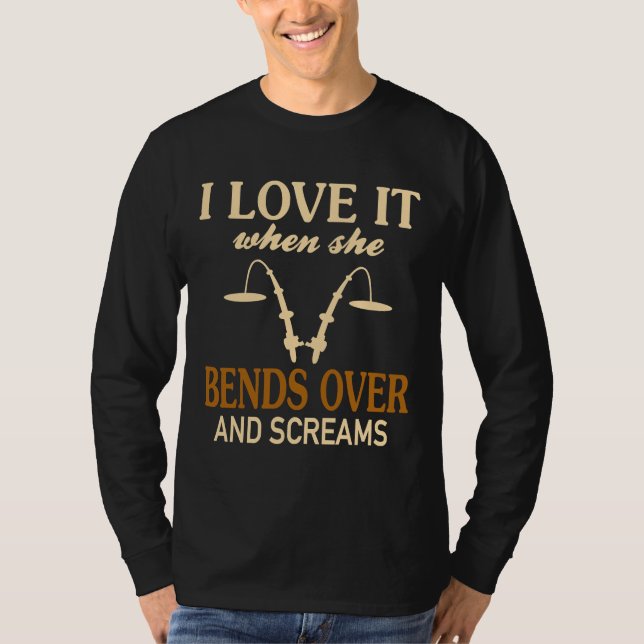 Fiske i Kärlek när hon böjer över och krämer T Shirt (Framsida)