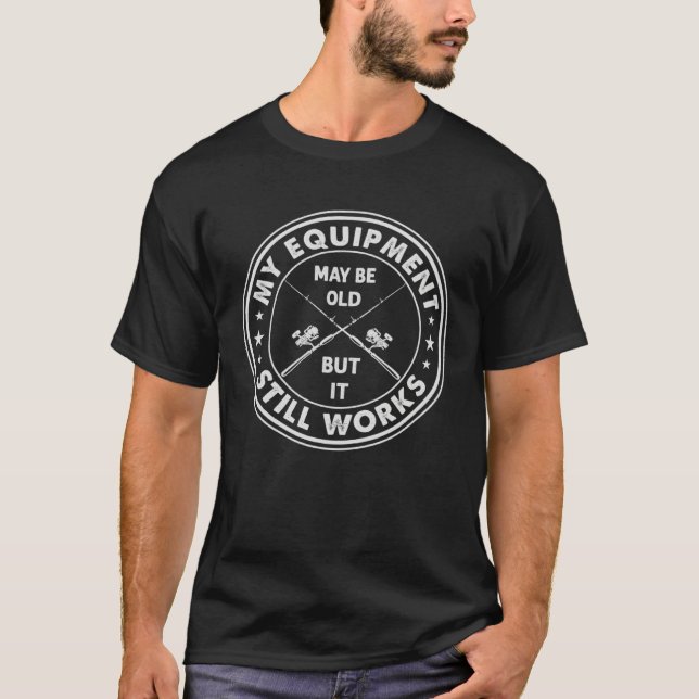 Fiske Min utrustning kan vara gammal men den funka T Shirt (Framsida)