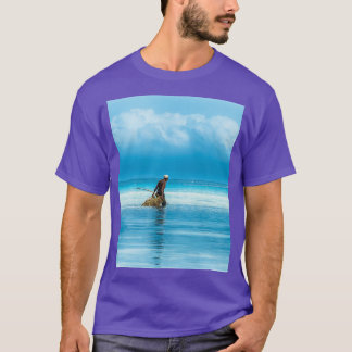 Fiske vid lågvatten utanför Zanzibars kusten T Shirt