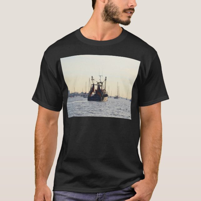 Fiskebåt Fred Och Rikedom Vid Gryning Tee Shirt (Framsida)