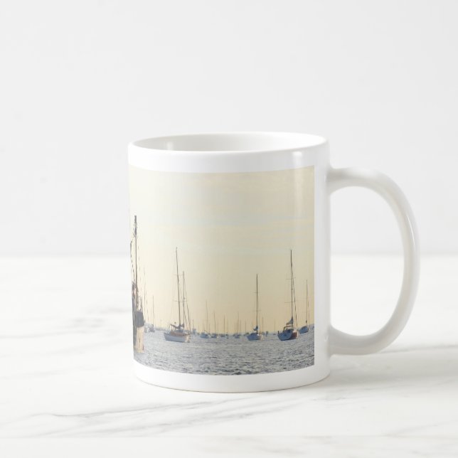 Fiskebåt Fred Och Rikedom Vid Gryningen Kaffemugg (Höger)