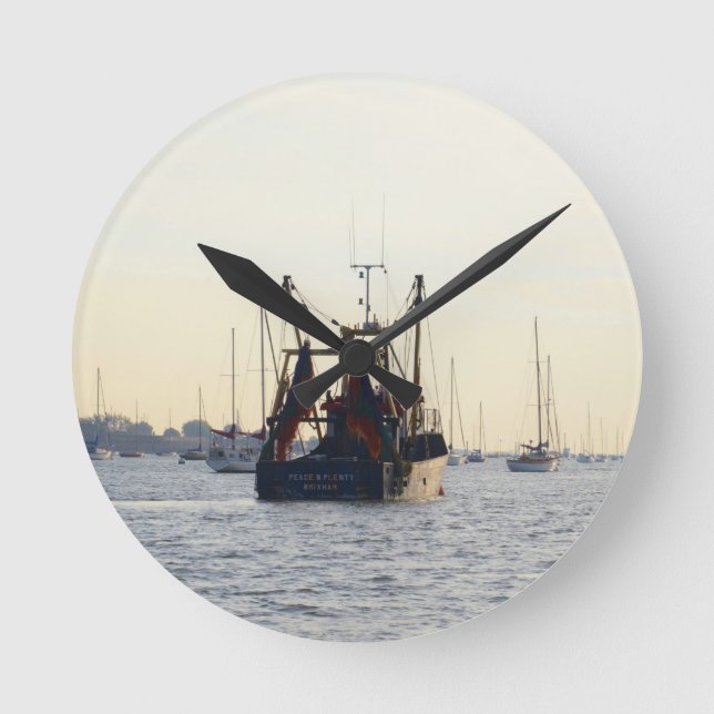 Fiskebåt Fred Och Rikedom Vid Gryningen Rund Klocka (Framsida)