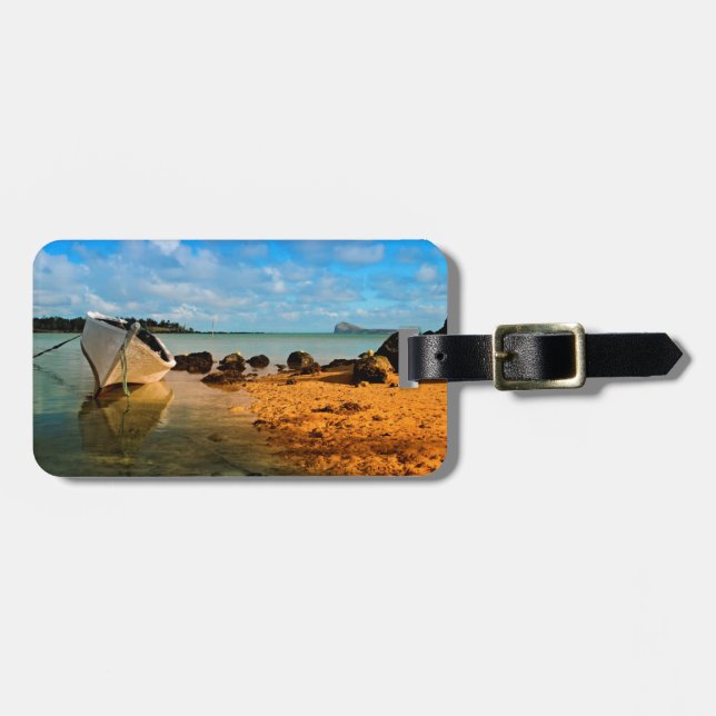 Fiskebåt på mauritisk strand med holme bagagebricka (Horisontell Framsida)