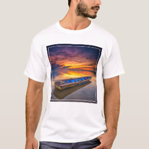 Fiskebåt på stranden för soluppgång   Jubakar T-shirt