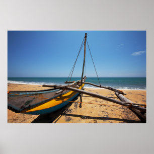 Fiskebåt som förtöjas på strand poster