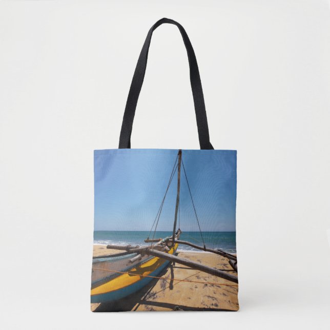 Fiskebåt som förtöjas på strand tygkasse (Framsida)