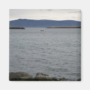 Fiskebåt som lämnar hamnen, Reykjavik, island Magnet