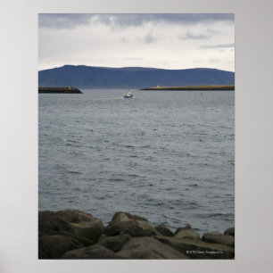 Fiskebåt som lämnar hamnen, Reykjavik, island Poster