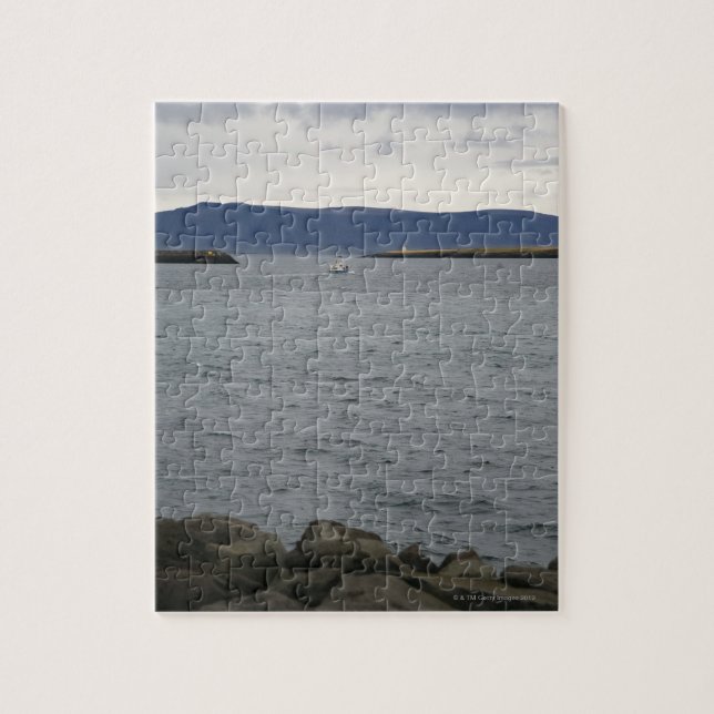Fiskebåt som lämnar hamnen, Reykjavik, island Pussel (Vertikal)