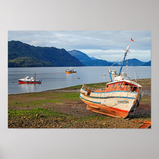 Fiskebåtar, Hornopiren, Chile Poster (Framsidan)