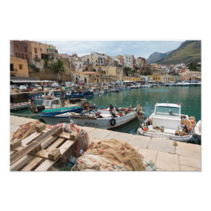 Fiskebåtar i den Castellammare del Golfo porten Fototryck