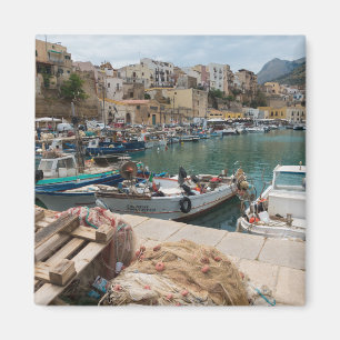 Fiskebåtar i den Castellammare del Golfo porten Magnet
