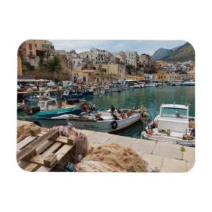 Fiskebåtar i den Castellammare del Golfo porten Magnet