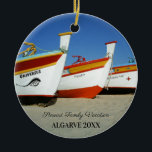 Fiskebåtar på Algarve's Beach Photo Julgransprydnad Keramik<br><div class="desc">Traditionella fiskebåtar vid sandstränderna Armação de Pêra, Algarve, Portugal. Detta skarpa foto visar en bild av en scen med ljusa fiskebåtar av färgad, som återspeglar områdets rik maritima arv. Produkten är avsedd för dekorationen vid kusten älskare och även för dem som kärlek de traditionella Algarve-stränderna. All text är anpassningsbar. De...</div>