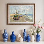 Fiskebåtar vid stranden av Vincent Van Gogh Poster<br><div class="desc">Fiskebåtar vid stranden vid Les Saintes-Maries-de-la-Mer. Kan ni förstå varför dessa fiskares båtar verkar lite oreella? Jämfört med det oregelbundna yta på sandstranden har de målats på ett överdrivet tvådimensionellt sätt. Båtarna består av områden av enhetlig färg inom starka konturer. Dessutom kastar båtarna inte skuggor på stranden. Dessa stilistiska inslag...</div>
