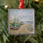 Fiskebåtar | Vincent Van Gogh Julgransprydnad Metall<br><div class="desc">Fiskebåtar vid stranden vid Saintes-Maries (1888) av den nederländske postimponerande konstnären Vincent Van Gogh. Originalteckningar är en olja på sjölandskapet på arbetsytan som målar upp flera fiskebåtar på havets strand. Använda verktygen för att lägga till anpassningsbar eller anpassa bilden.</div>