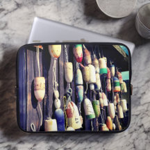 Fiskebojar vid Rustic Byggnad Laptop sleeve