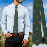 Fiskefält Fiskarens Mörk Forest Grönt Slips<br><div class="desc">Fiskefälten haltar i mörkens grönt.  Den mycket spridda,  lilla flyget mönster består av vintagar.  Färg är orange fjädrar med blått och lite gult.  En fiskare kan visa sin kärlek för idrotten.</div>