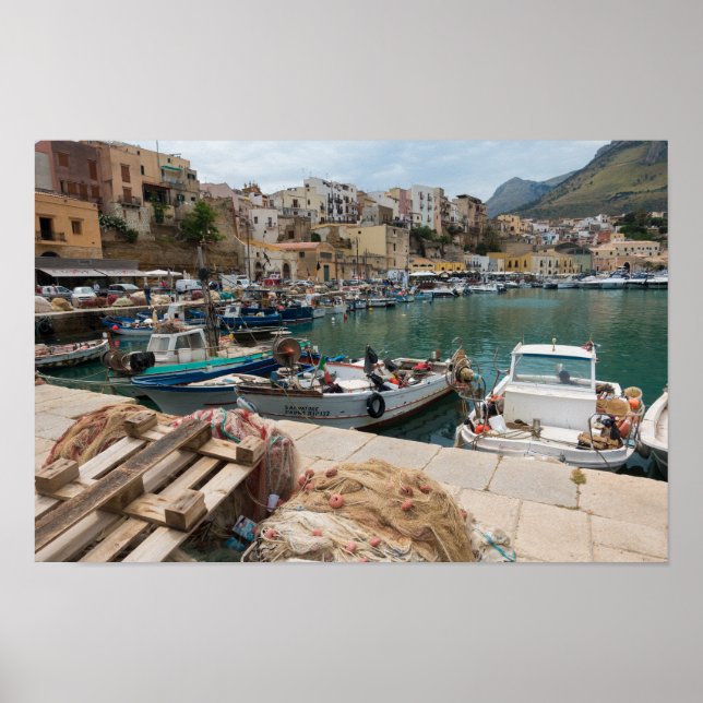 Fiskefartyg i hamnen i Castellammare del Golfo Poster (Framsidan)