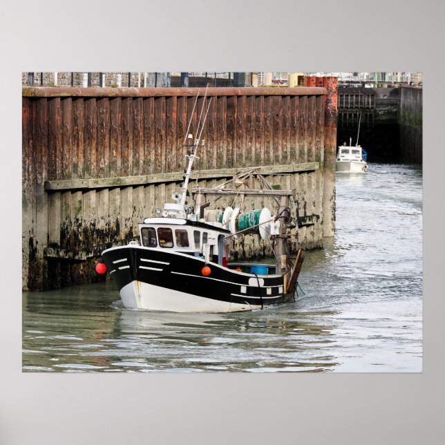 Fiskefartyg i Le Tréport i Frankrike Poster (Framsidan)