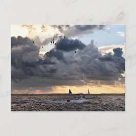 Fiskefartyg i nyckel vid solnedgång vykort