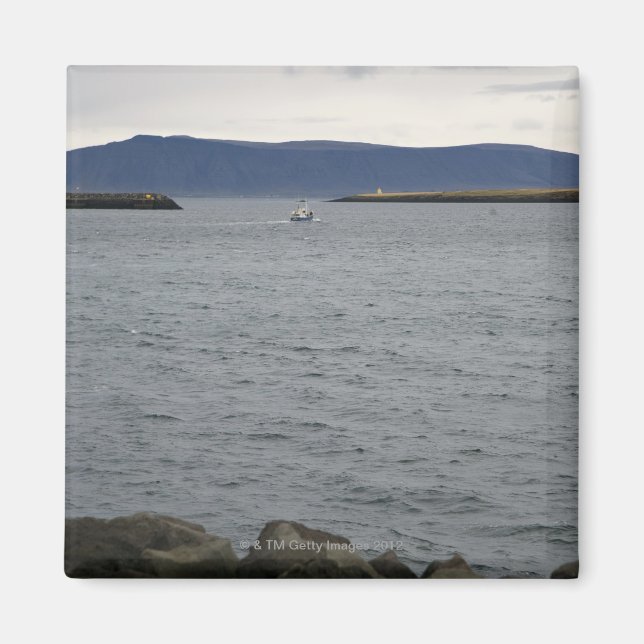 Fiskefartyg lämnande hamn, Reykjavik, Island Magnet (Framsidan)