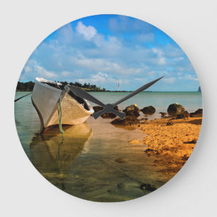 Fiskefartyg på Mauritius strand med islam Stor Klocka