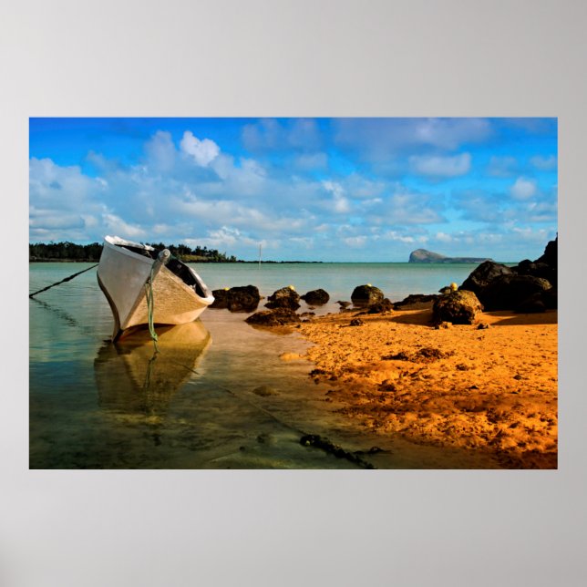 Fiskefartyg på Mauritius strand med Island Poster (Framsidan)