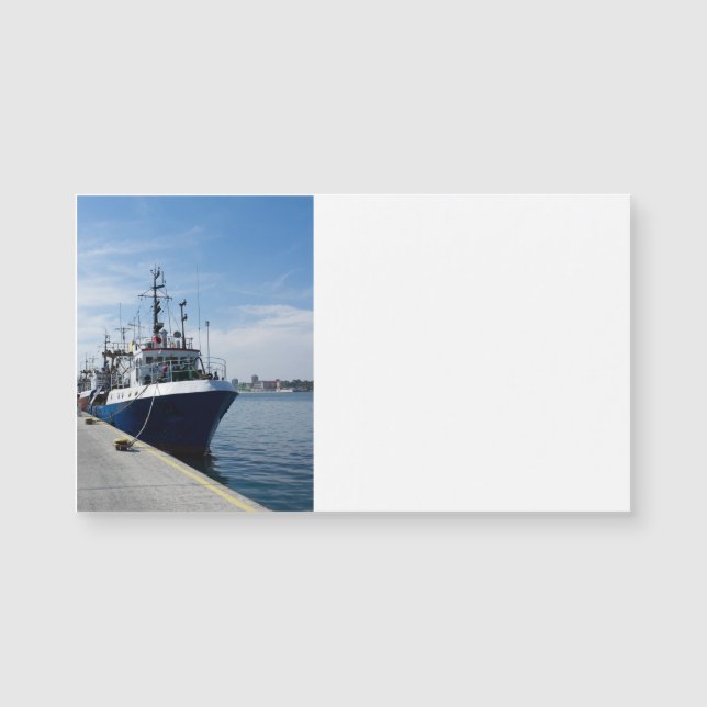 Fiskefartyg vid förtöjning (Framsida)