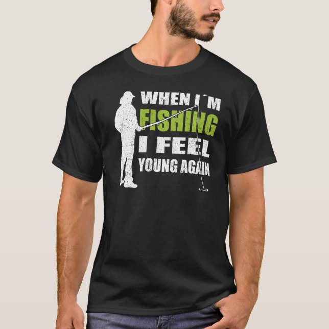Fiskermansutrustning när jag fiskar känner sig ung t shirt (Framsida)