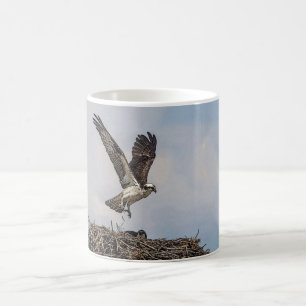 Fiskgjuse i en bygga bo kaffemugg