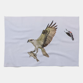 Fiskgjuse som jagas av en röd bevingad blackbird kökshandduk