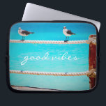Fiskmås Birds Turcos Ocean Photo Good Vibes Laptop Fodral<br><div class="desc">Det finns bra vibes överallt när du användor den här lekande fotografibilden laptop sleeve av lycklig, vitt och grått fiskmås-relaxering på ett repstaket mot turkoshavet. Den här sleeven finns i tre storlekar: 15, 13 och 10 tum. Gör en underbar gåva till någon speciell! Du kan enkelt anpassa den här neoprenen...</div>