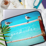 Fiskmås Birds Turcos Ocean Photo Good Vibes Laptop Fodral<br><div class="desc">Det finns bra vibes överallt när du användor den här lekande fotografibilden laptop sleeve av lycklig, vitt och grått fiskmås-relaxering på ett repstaket mot turkoshavet. Den här sleeven finns i tre storlekar: 15, 13 och 10 tum. Gör en underbar gåva till någon speciell! Du kan enkelt anpassa den här neoprenen...</div>