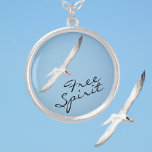 Fiskmås i flygande Blå himmel Free Spirit Silverpläterat Halsband<br><div class="desc">Med inspiration av fiskmås frihet att flyga mot ett tydligt blå himmel kan detta halsband inspirera och erkänna den fria andan hos den kvinna som bär denna vackra skatt. Alla bilder är originalfotografi av kustsjöfåglar av JLW_PHOTOGRAPHY</div>