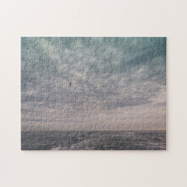 Fiskmås som flyger under grumlig himlar pussel (Horisontell)