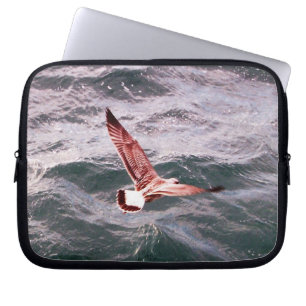 FISKMÅS SOM FLYTAR ÖVER VÅGAR LAPTOP SLEEVE