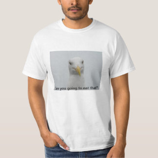 Fiskmås som hoppas för en handout tee