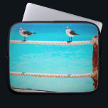 Fiskmås strandfåglars turkos Havsfoto vid kusten Laptop Sleeve<br><div class="desc">Det finns bra vibes överallt när du användor den här lekande fotografibilden laptop sleeve av lycklig, vitt och grått fiskmås-relaxering på ett repstaket mot turkoshavet. Laptop sleeve finns i tre storlekar: 15, 13 och 10 tum. Gör en underbar gåva till någon speciell! Du kan enkelt anpassa det här neoprene laptop...</div>