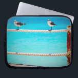 Fiskmås strandfåglars turkos Havsfoto vid kusten Laptop Sleeve<br><div class="desc">Det finns bra vibes överallt när du användor den här lekande fotografibilden laptop sleeve av lycklig, vitt och grått fiskmås-relaxering på ett repstaket mot turkoshavet. Laptop sleeve finns i tre storlekar: 15, 13 och 10 tum. Gör en underbar gåva till någon speciell! Du kan enkelt anpassa det här neoprene laptop...</div>